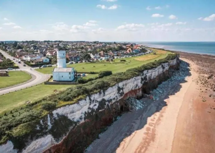 Close To Beach. Two Bed Compact Flat.